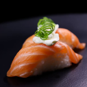 Salmon Sushi (2 pcs)