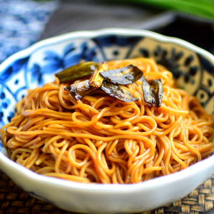 Shanghai Scallion Oil Noodles / 葱油拌面