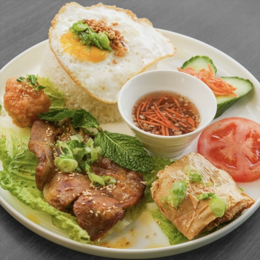 C5. Cơm Tấm Sườn, Đậu Hũ Ky, Trứng Ốp-La, Chạo T&ocirc;m