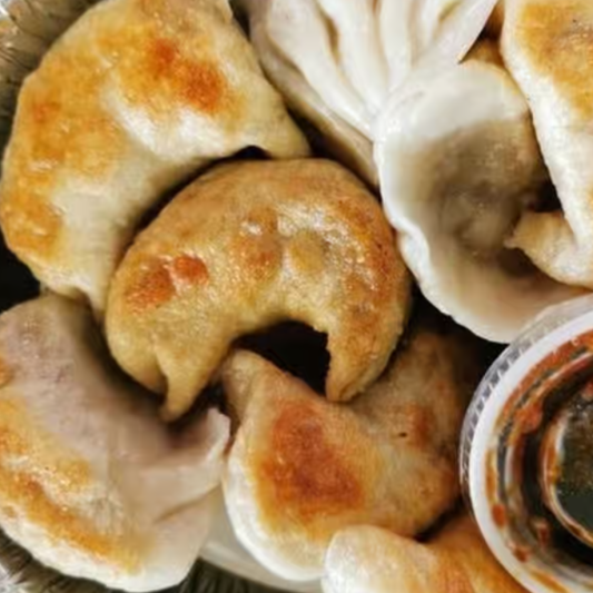 Pan-Fried Pork Dumplings (6 pcs) 猪肉锅贴