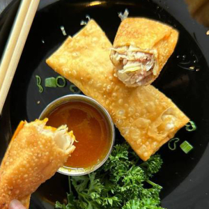 Rouleaux de porc aux oeufs (2 mcx) / Pork Egg Rolls (2 pcs)