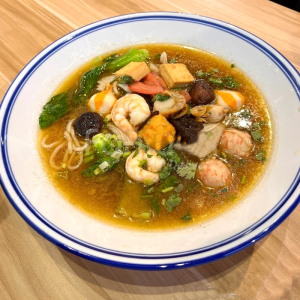 Bone Broth or Spicy Meatball Noodles 骨汤or麻辣丸仔面