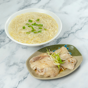 23. Chicken Meat Soup Rice Noodle 清 湯 雞 肉 米 粉