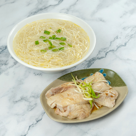 23. Chicken Meat Soup Rice Noodle 清 湯 雞 肉 米 粉