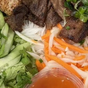 E8. Grilled Pork Vermicelli & Egg Roll / B&uacute;n Thịt Nướng
