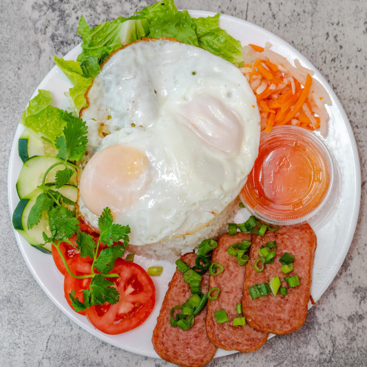 E5. Spam & Eggs Rice Plate / Com Spam Trứng Ốp La