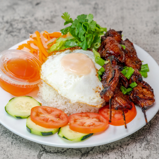 E4. Grilled Pork Skewers Rice Plate / Com Thịt Nướng Lụi