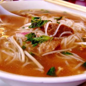 4P. Noodle Soup with Eye Round Steak & Meat Balls / Pho Bo Vien