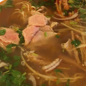 2E. Crispy Pan-Seared Egg Noodles Topped with Meat and Vegetables