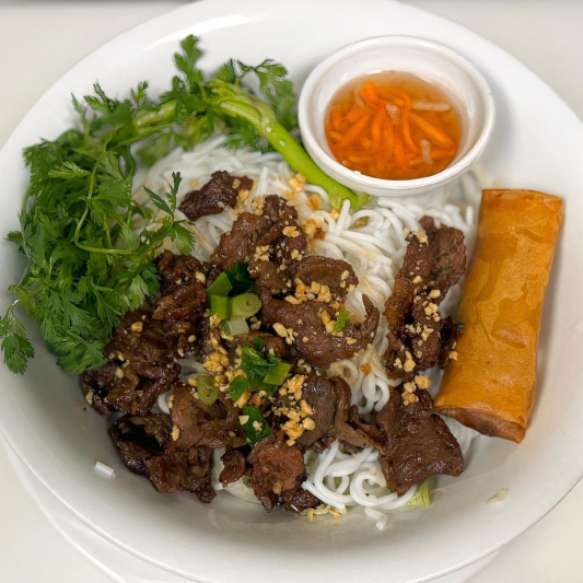 2V. Rice Vermicelli with Grilled Pork & Egg Roll / Bản Thịt Nướng. Chỗ Gi&aacute;