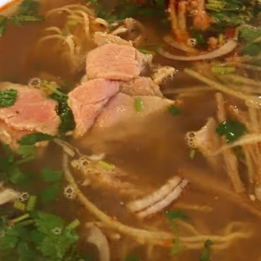 2E. Crispy Pan-Seared Egg Noodles Topped with Meat and Vegetables