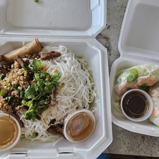 1V. Rice Vermicelli with Grilled Chicken & Egg Roll / B&ugrave;n G&agrave; Nướng, Ch&acirc;u Gia