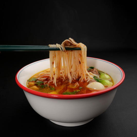 Chicken with Rice Noodles 牛肉小面