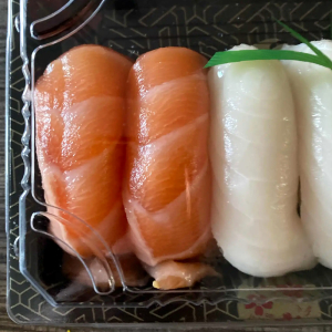 12. Salmon Nigiri (2 pcs)