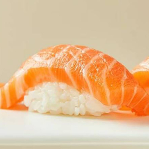 Salmon Nigiri (2 pcs)