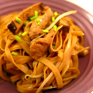 Stir Fried Wide Noodle with Slice Pork, Ginger, Green Onion 潮式炆粗面