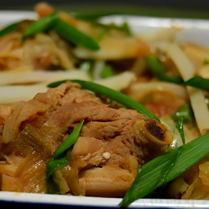 Chicken with Cabbage & Bamboo Shoots 椰菜笋片炒鸡肉