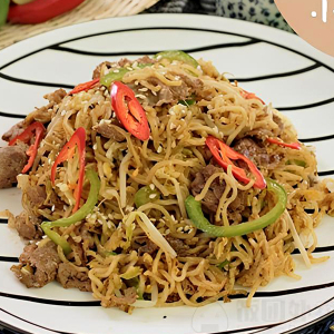 Stir Fried Instant Noodle with Beef in Black Pepper 黑椒牛肉炒出前一丁