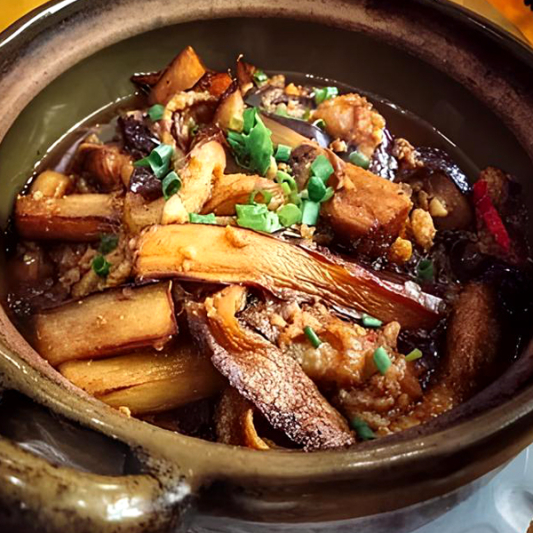 Eggplant with Enoki Mushrooms in Black Pepper Sauce 头抽黑椒什菌煲