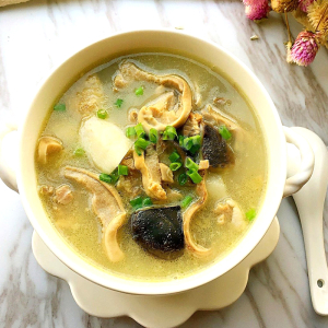 114. White Pepper Tripe & Chicken Noodles in Soup 胡椒猪肚鸡粉 