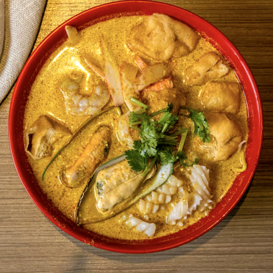 1303. Seafood Laksa Noodle Soup Combo 海鲜叻沙面(咖喱汤底)