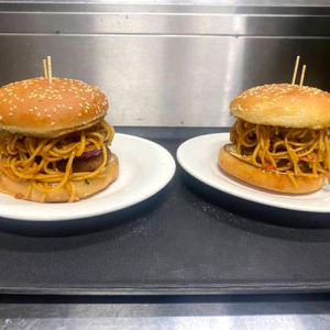 Burger v&eacute;g&eacute;tarien avec nouilles / Veggie Burger with Noodles