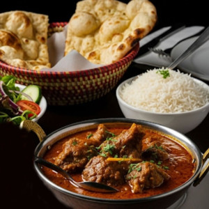 Curry de ch&egrave;vre, bol de riz et naan &agrave; l&rsquo;ail / Goat Curry, Rice Bowl & Garlic Naan
