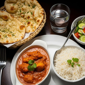 Curry de poulet, bol de riz et naan &agrave; l&rsquo;ail / Chicken Curry, Rice Bowl & Garlic Naan