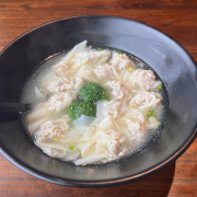 M8-1. Large Wonton Soup (16 pcs) 菜肉馄饨汤