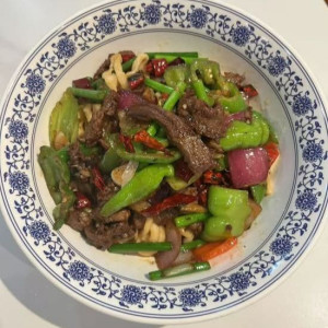 Stir-Fried Beef with Hot Peppers on Noodles 椒爆牛肉盖码面 