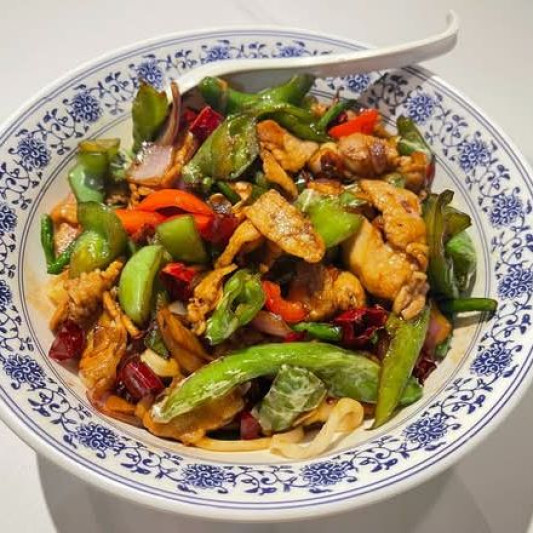 Stir-Fried Pork with Hot Peppers on Noodles 尖椒小炒肉盖码面 