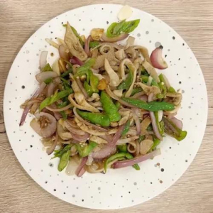 44. Stir-Fried Lamb Tripe with Hot Peppers  尖椒爆羊肚