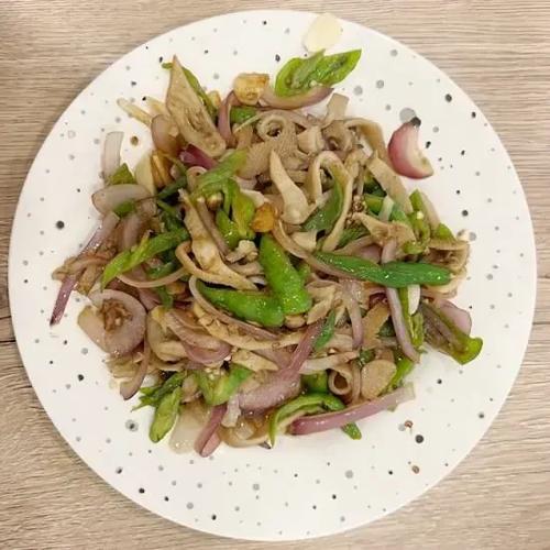 44. Stir-Fried Lamb Tripe with Hot Peppers  尖椒爆羊肚