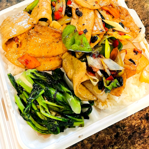 Pork Chili Stir Fry with Rice (Lunch Special)  小炒肉盖饭