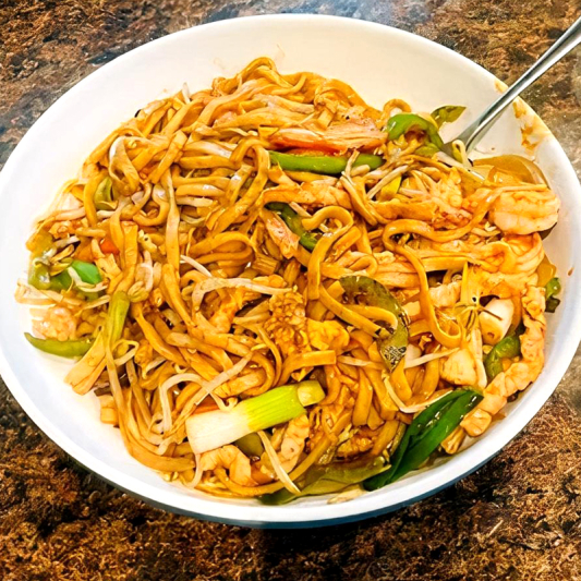 Stir-Fried Noodles with Pork, Seafood and Egg (Lunch) 什锦炒面