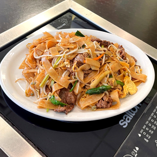 Stir-Fried Rice Noodles with Beef (Lunch) 干炒牛河