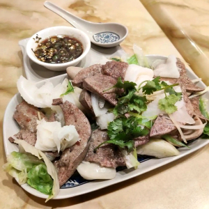 Steamed Pork Liver, Kidney & Beef Tribes / 白灼腰润牛柏叶