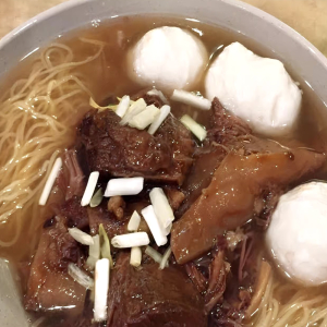  Squid Ball & Beef Brisket Noodle Soup / 墨丸牛腩面