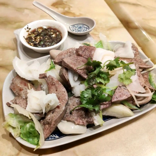 Steamed Pork Liver, Kidney & Beef Tribes / 白灼腰润牛柏叶