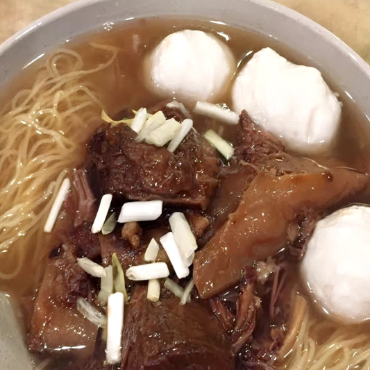  Squid Ball & Beef Brisket Noodle Soup / 墨丸牛腩面