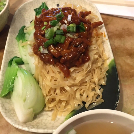 Pork in Spice Sauce Noodles with Vegetables / 京都炸酱面