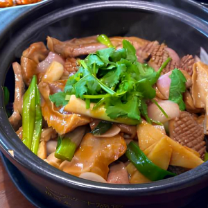 Sizzling Ginger Scallion Pork Entrails Pot