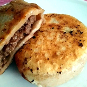Pan-Fried Cake with Beef Filling (2 pcs)