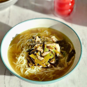 Rice Noodle Soup with Shredded Pork & Preserved Vegetables 雪菜肉丝汤米粉