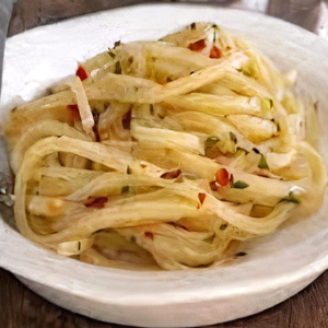 Spaghetti aglio olio e peperoncino