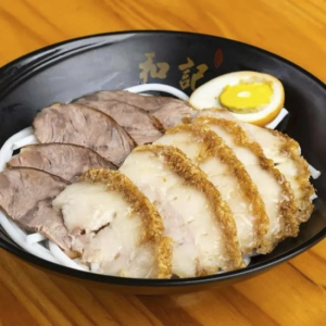 Beef and Slices Roast Pork Rice Noodle Soup (精品招牌）牛肉、锅烧