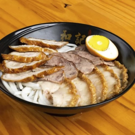 Beef, Slices Roast Pork and Pork Intestine Rice Noodle Soup （精品三拼粉）牛肉、锅烧、肥肠