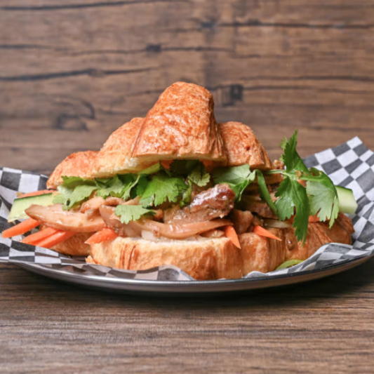 Croissant au poulet banh mi / Croissant Chicken Banh Mi