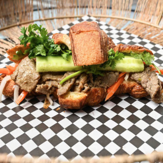 Croissant au b&oelig;uf banh mi / Croissant Beef Banh Mi