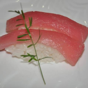 Tuna Sushi (1 pc)